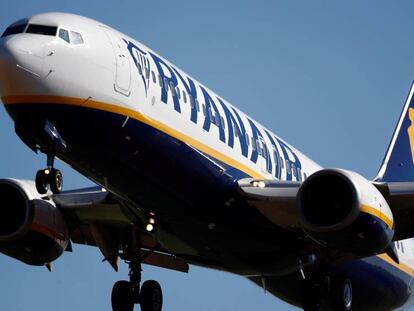 FILE PHOTO: A Ryanair Boeing 737 aircraft approaches Paris-Beauvais airport in Tille