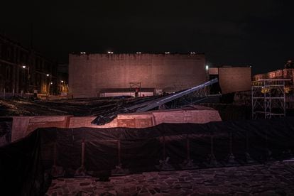 Trabajadores en el techo colapsado que cubría la Casa de las Águilas en el Templo Mayor