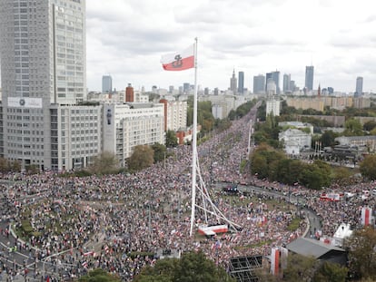 Miles de personas asisten a la "Marcha de un millón de corazones" este domingo en Varsovia (Polonia).