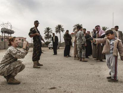 La soldado  Megan McLung fotograf&iacute;a al hijo de uno de los l&iacute;deres sun&iacute;es portando una pistola. La imagen fue tomada el 6 de diciembre de 2006 en Ramadi (Irak).