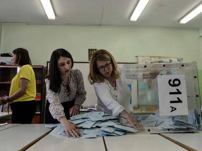 Escrutinio en un colegio electoral en Salónica, este domingo.