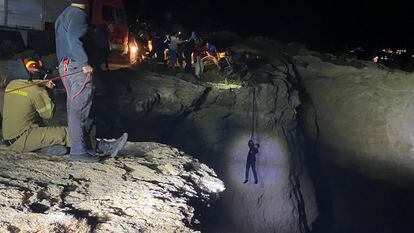 Personal de emergencias y vecinos rescatan a un migrante tras un naufragio en la isla griega de Cítera.