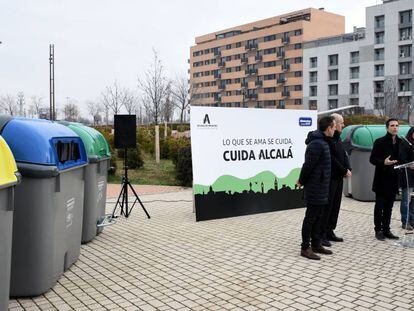 El alcalde de Alcalá, rodeado de concejales, interviene durante la presentación de los nuevos contenedores.