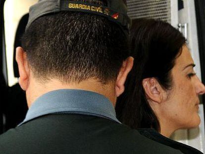 La Guardia Civil conduce a Sara L.H. a la Audiencia de Sevilla para ser juzgada.