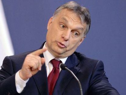 Viktor Orb&aacute;n se dirige a la prensa el pasado febrero en Budapest.