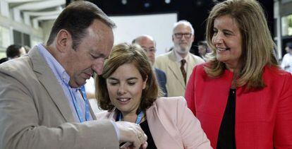 Soraya S&aacute;enz de Santamar&iacute;a (C), junto a Pedro Sanz (izq) y F&aacute;tima B&aacute;&ntilde;ez.