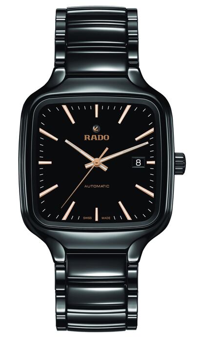 Vuelta al origen. La marca de relojes suiza Rado se hizo famosa por crear relojes cuadrados de cerámica de alta tecnología. El True Square Automático es una reinterpretación de esa forma icónica en la firma. Se trata del primer reloj con una caja cuadrada de cerámica de alta tecnología inyectada con diseño de monobloque. Al tacto es ligero, resistente a los arañazos y cómodo. Con su característico aspecto de siempre, el modelo respeta la historia y busca vislumbrar además lo que deparará el futuro. Precio: 1.950 euros.