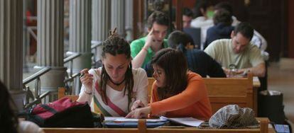 Estudiantes universitarios en la Escuela de Minas de Madrid.