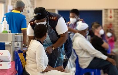 Un sanitario administra una dosis de la vacuna contra la covid-19 en el hospital Chris Hani Baragwanath de Soweto, en Johanesburgo, Sudáfrica.