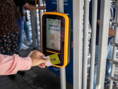 Una persona ingresa al Transmilenio en Bogotá, el 7 de febrero.