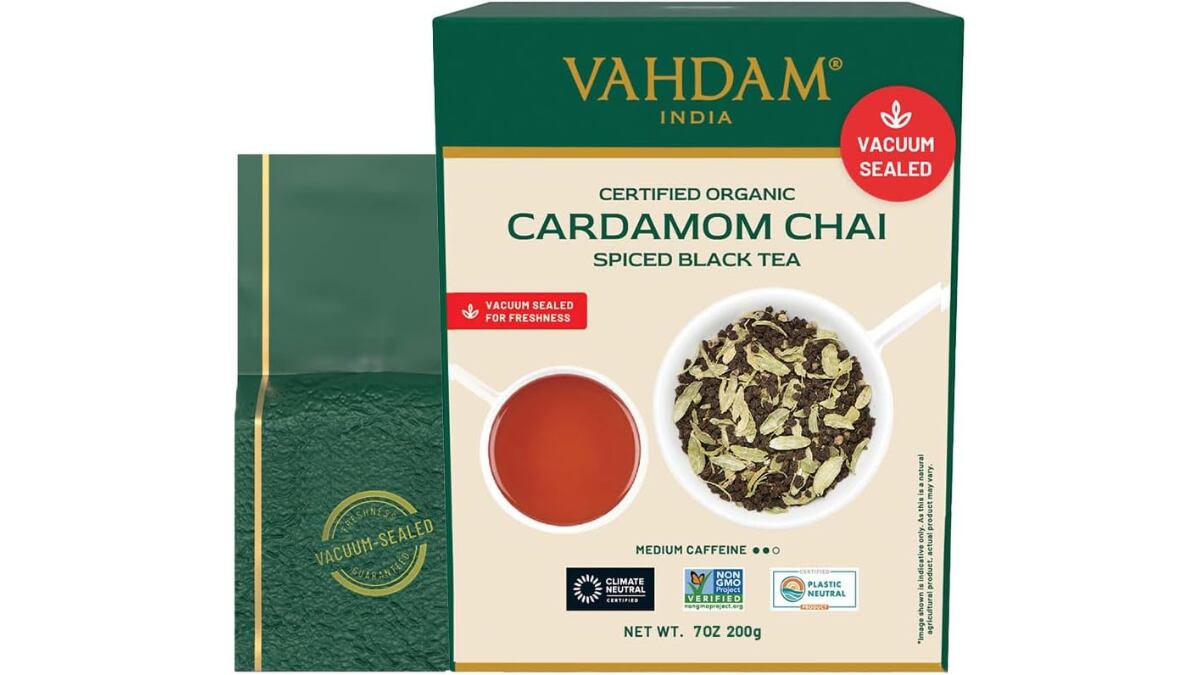 Envase de 200 gramos de té chai de cardamomo de la marca Vahdam.