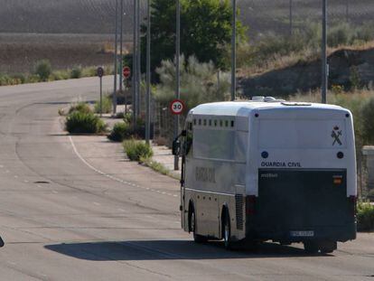 El autobús con los presos catalanes en la carretera de salida de la prisión de Valdemoro.
