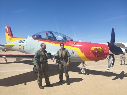 Dos miembros del Ejército del Aire español ante a un avión Pilatus PC-21, los nuevos cazas que usará la Academia General del Aire para entrenar a sus pilotos, en San Javier (Murcia).