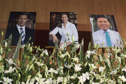 Alonso en el centro y Moreno Valle, a su derecha, en un homenaje póstumo.