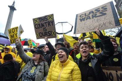 Manifestantes contrarios a la monarquía protestan en Trafalgar Square, cerca de la abadía de Westminster, durante la coronación de Carlos III, el 6 de mayo.