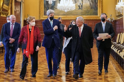 El presidente mexicano, Andrés Manuel López Obrador, durante una visita de John Kerry, enviado especial de Joe Biden, el pasado febrero.