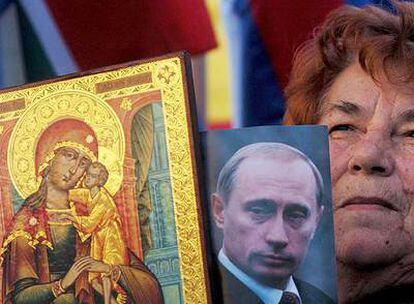 Una mujer serbia muestra un retrato del presidente ruso, Vladímir Putin, y una imagen de la Virgen María en Mitrovica durante una manifestación contra la independencia kosovar.