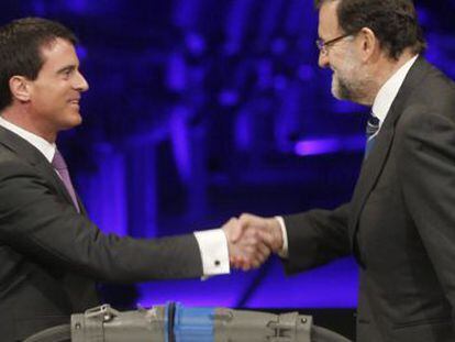 Rajoy saluda a Valls, tras firmar el acuerdo.