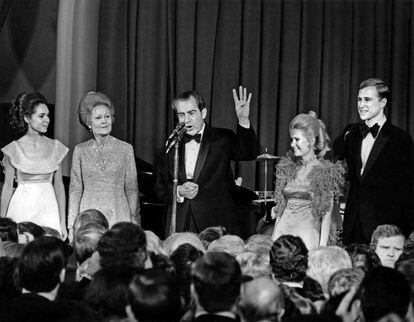 Pat Nixon, la esposa de Richard Nixon, fue siempre muy atrevida a la hora de vestir. Le gustaban los colores vivo, los broches y pendientes de perlas.