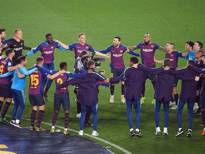 Los jugadores del Barcelona celebran la conquista del título de Liga.