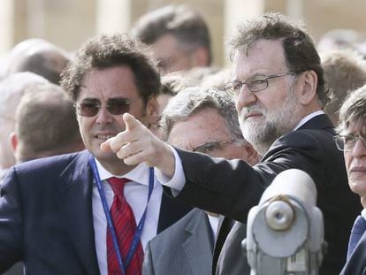 El presidente del Gobierno espa&ntilde;ol, Mariano Rajoy (c).
