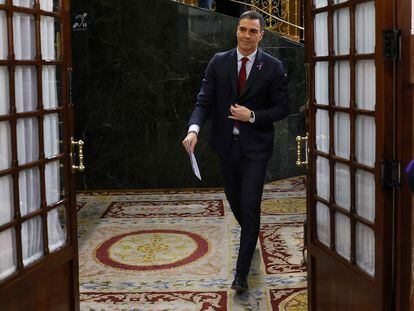 El presidente del Gobierno, Pedro Sánchez, abandona el hemiciclo tras asistir a la sesión de control al Ejecutivo, el 13 de marzo.