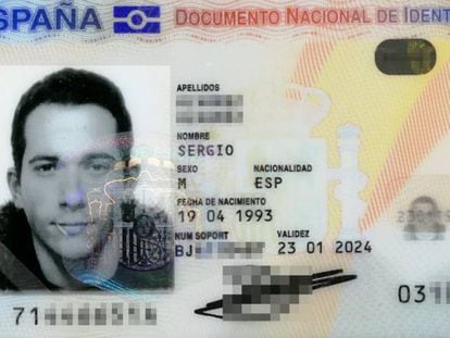 Carné de identidad de Sergio Álvarez, con un palillo en la boca.
