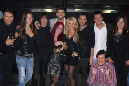 Gerard Piqué y Shakira, junto a varios amigos, en día en el que la pareja celebró sus cumpleaños.