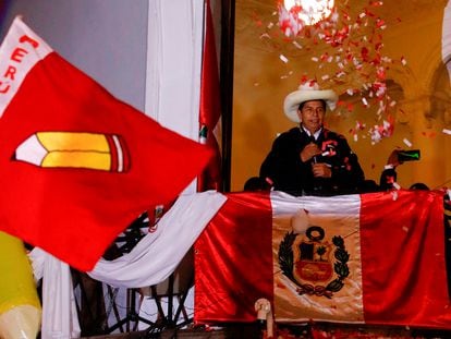 Pedro Castillo saluda a sus seguidores desde su sede de campaña en Lima, Perú, la noche del lunes.