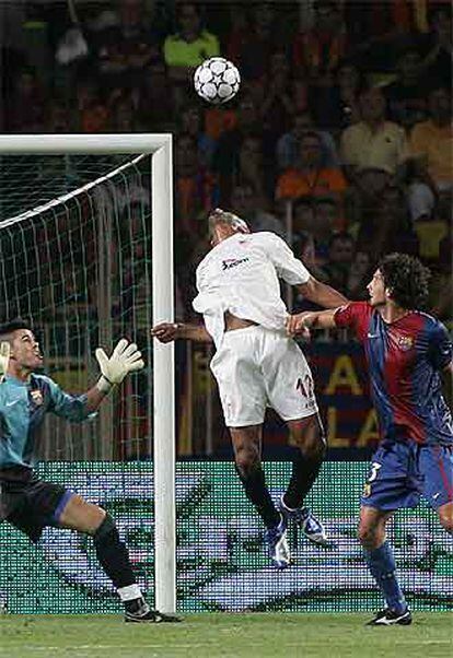 Kanouté marca el tercer gol del Sevilla entre Valdés y Motta.