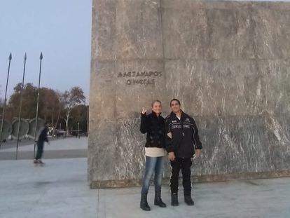 Lino Rojas y Yudith Pérez ante la estatua de Alejandro Magno, en octubre en Salónica, en una fotografía cedida por ellos.