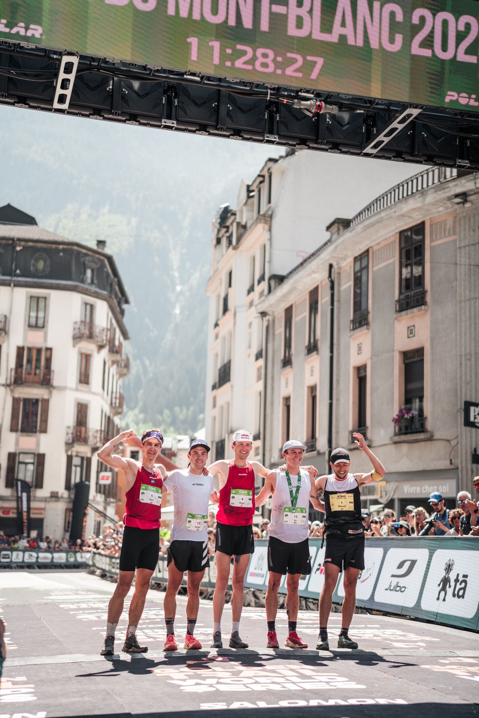 Los cinco primeros de la carrera en el Maratón del Mont Blanc en la meta. Entre ellos, el español Merillas.