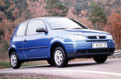 El Seat Arosa estuvo en el mercado entre 1997 y 2004. Su nombre proviene del municipio gallego Villagarcía de Arosa. Es uno de los modelos más pequeños de la marca española y copia en muchos aspectos el Lupo de Volkswagen.