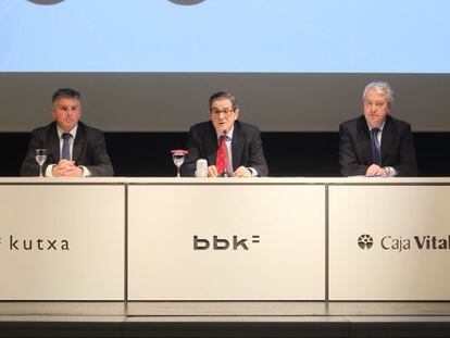 De izquierda a derecha, Xabier Iturbe (Kutxa), Mario Fernández (BBK) y Carlos Zapatero (Caja Vital).