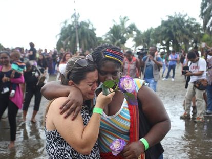 Mujeres de distintas partes de Colombia entregaron una rosa morada al océano como símbolo de despedida de parte de su dolor en el marco de la campaña 'No es hora de callar', en Tumaco, el 25 de mayo de 2019.
