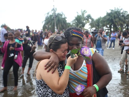 Mujeres de distintas partes de Colombia entregaron una rosa morada al océano como símbolo de despedida de parte de su dolor en el marco de la campaña 'No es hora de callar', en Tumaco, el 25 de mayo de 2019.