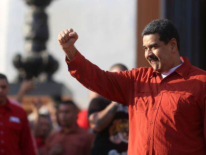 Nicolas Maduro junto a simpatizantes, este jueves. 