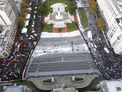 A la izquierda, manifestantes a favor de la legalización del aborto. A la derecha, opositores.