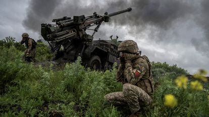 Militares ucranios atacan posiciones rusas cerca de Avdiivka.