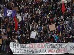 GRAFCAT9356. BARCELONA, 08/03/2021.-Unos 500 estudiantes se están manifestando por el centro de Barcelona con motivo del Día de la Mujer para exigir una educación feminista, convocados por el Sindicat d'Estudiants dels Països Catalanas (SEPC). EFE/Alejandro García.
