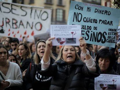 Concentración en Barcelona contra la muerte de la perra 'Sota' por el disparo de un polícia.