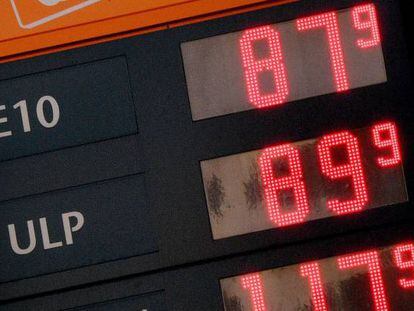 Un panel con los precios de gasolina y diésel, en una gasolinera de Sidney, Australia.