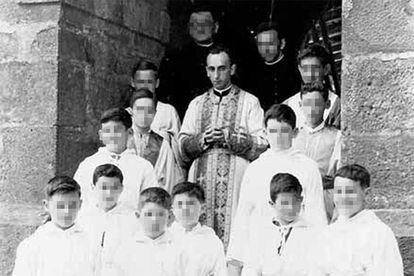 Francisco Ballester, en el centro de la imagen, en la iglesia de Arrazola, Bizkaia, con motivo de la celebración de la primera misa en euskera.