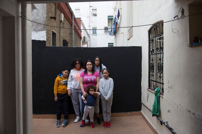 Yerkenia Ortiz y su familia, en Madrid.