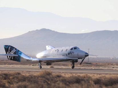 La nave SpaceShipTwo regresa al aeropuerto de Mojave (California), después de alcanzar con éxito el espacio.
