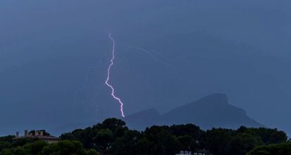 Un rayo cae sobre la isla de Dragonera durante una tormenta en la localidad mallorquina de Andrach.