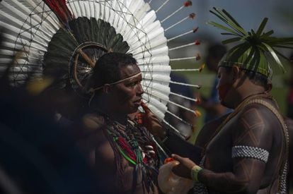 Indígenas en una protesta en Brasilia en abril.
