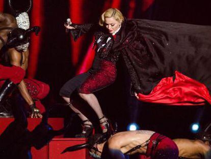 Madonna, momentos antes de caer.