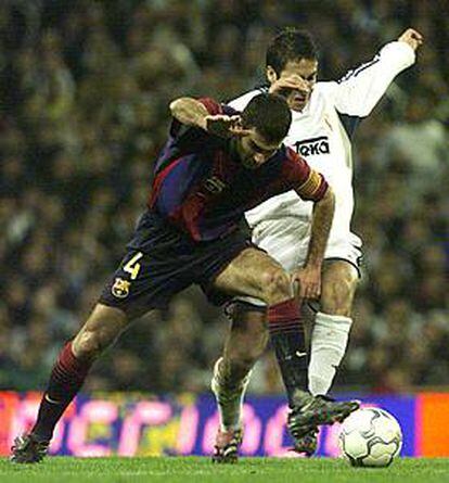 Un gol anulado al Barça en tiempo de descuento evitaba ayer la derrota del Madrid. En la imagen, Guardiola pugna el balón con Raúl.