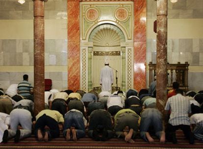 Fieles musulmanes rezan en el comienzo del Ramadán en la mezquita madrileña de la M-30.